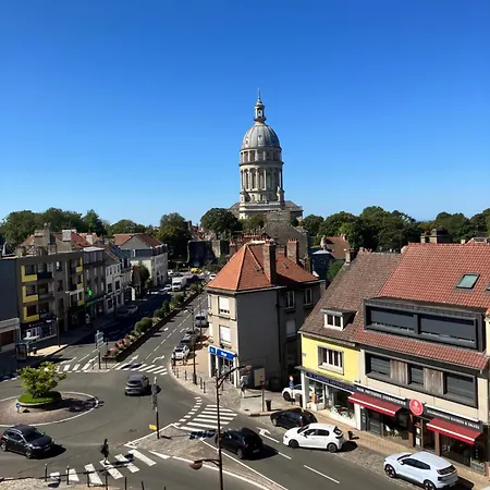 De Standing Face A La Basilique Notre-dame De Boulogne Ville Haute